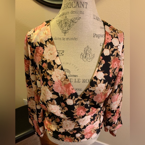 NWT SKIES ARE BLUE LONG SLEEVE FLOWERY TOP. PUFFED SLEEVES END W/SMOCKED CUFFS. - Picture 2 of 10